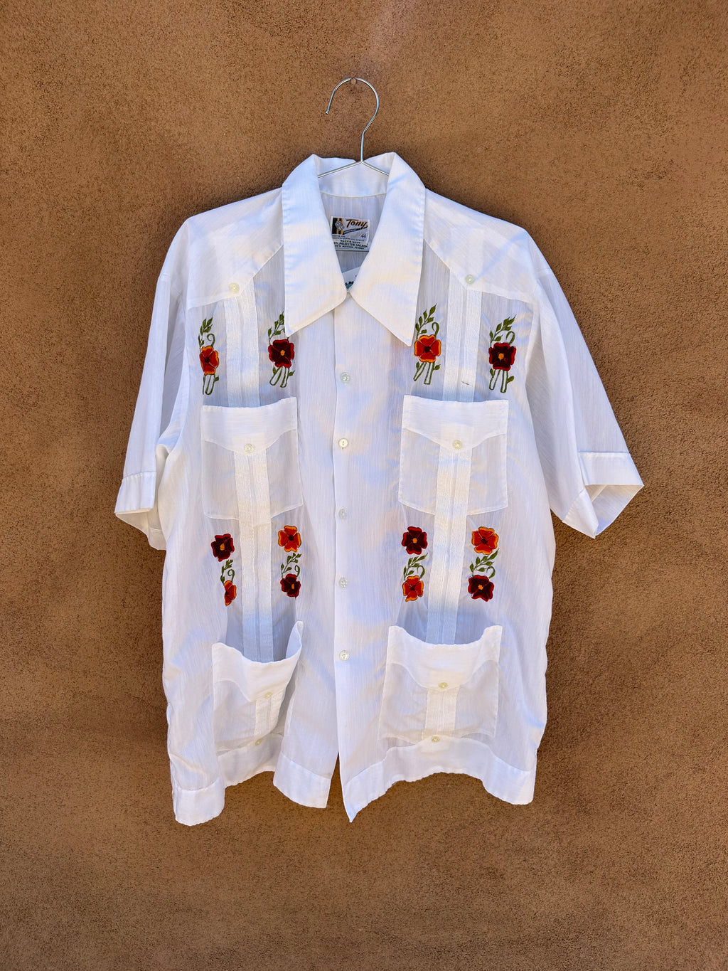1970s Vintage White Embroidered Floral Guayabera S/S Shirt Pockets